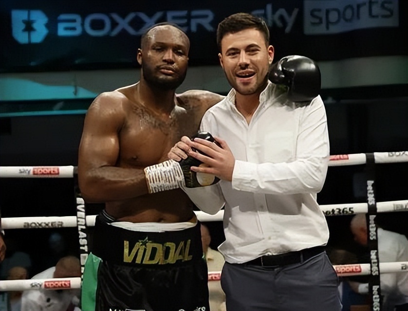 社交媒体上, 人们只盯着 社交媒体上, 人们只盯着